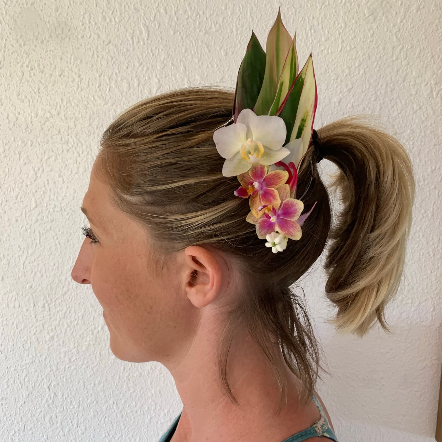 Fresh floral hairpiece with orchids