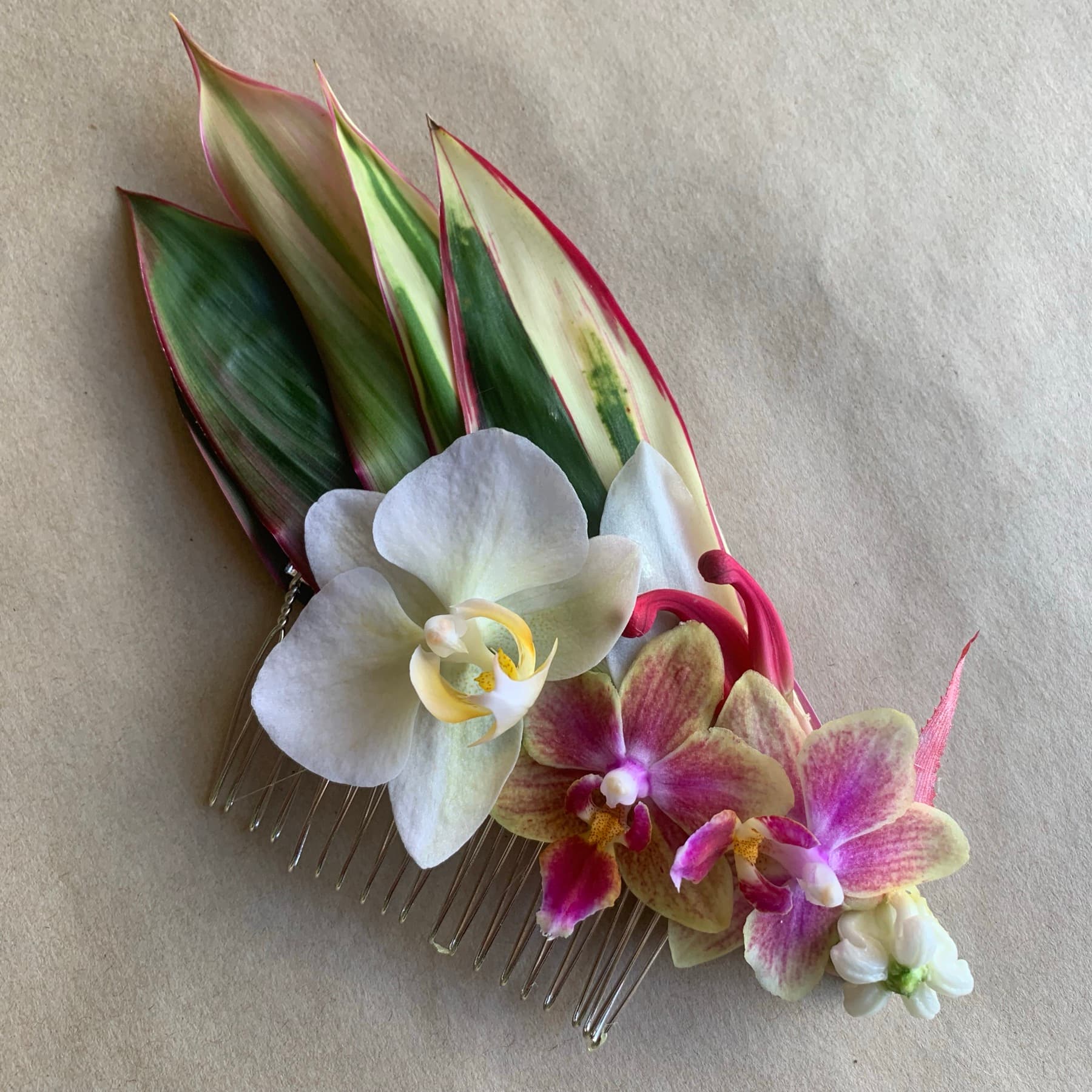 Orchid hair comb with tropical leaves
